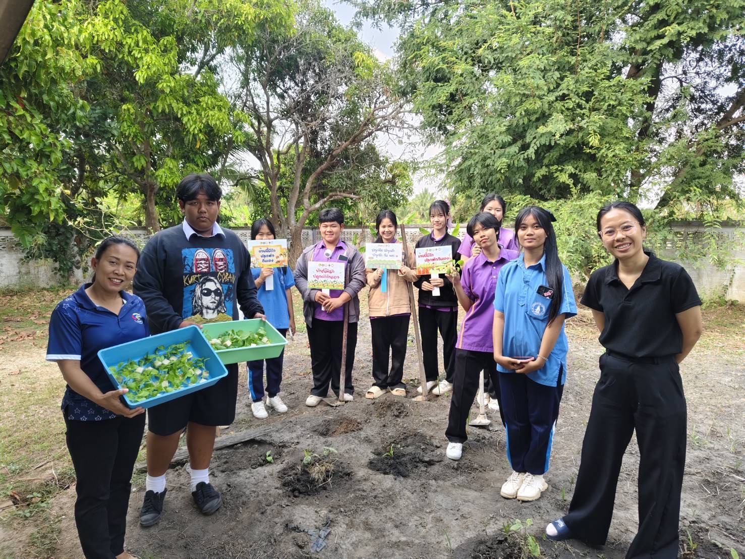 ช.บางกระทุ่ม ร่วมปรับปรุงแปลงผักสวนครัว พร้อมปลูกผักสวนครัว “บ้านนี้มีรัก ปลูกผักกินเอง”