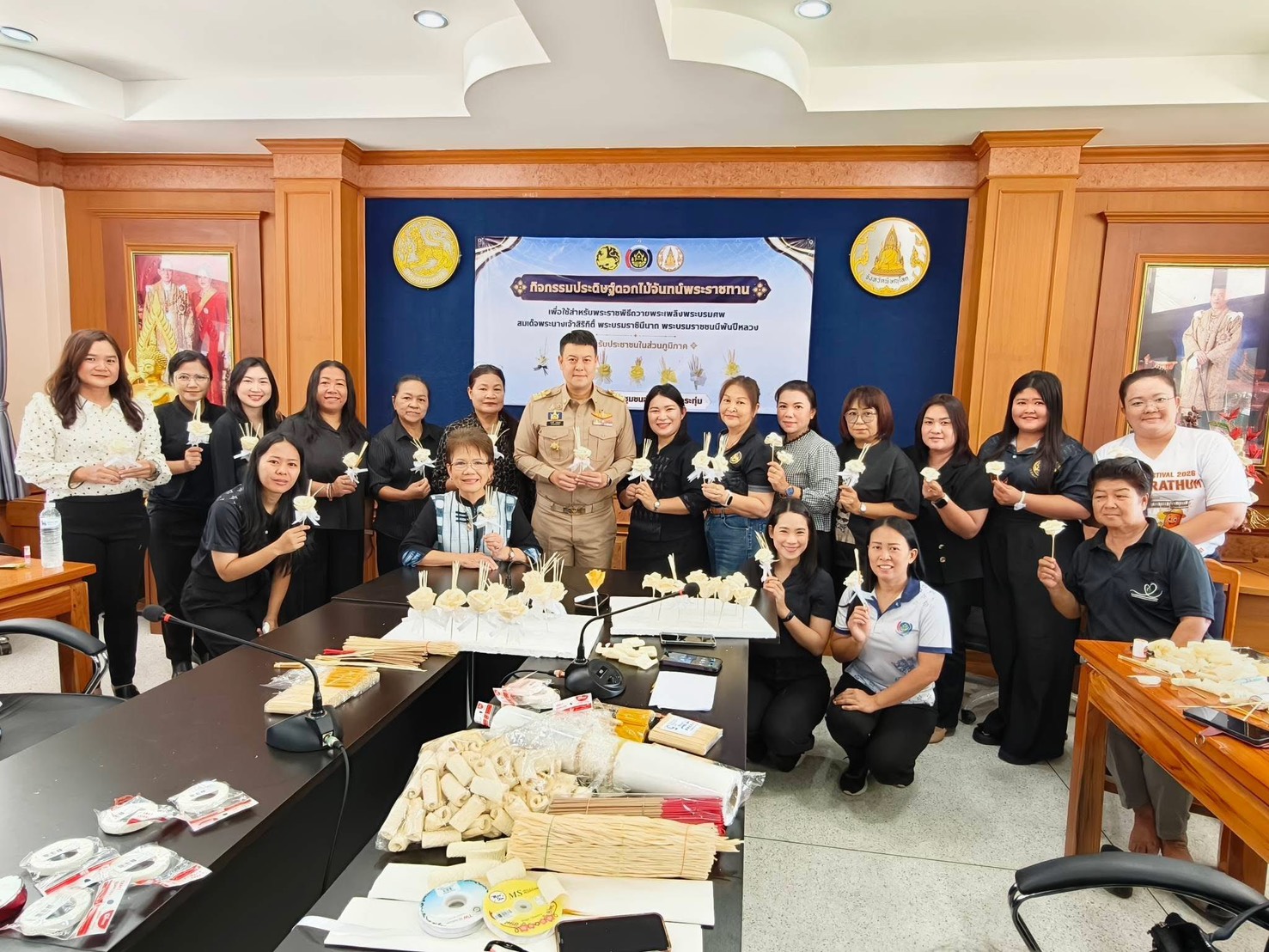 🌟พช.บางกระทุ่ม จัดโครงการอบรมการจัดทำดอกไม้จันทน์สำหรับประชาชนและการประดิษดิษฐ์ดอกไม้ในพระนามาภิไธย "กุหลาบควีนสิริกิติ์" อำเภอบางกระทุ่ม