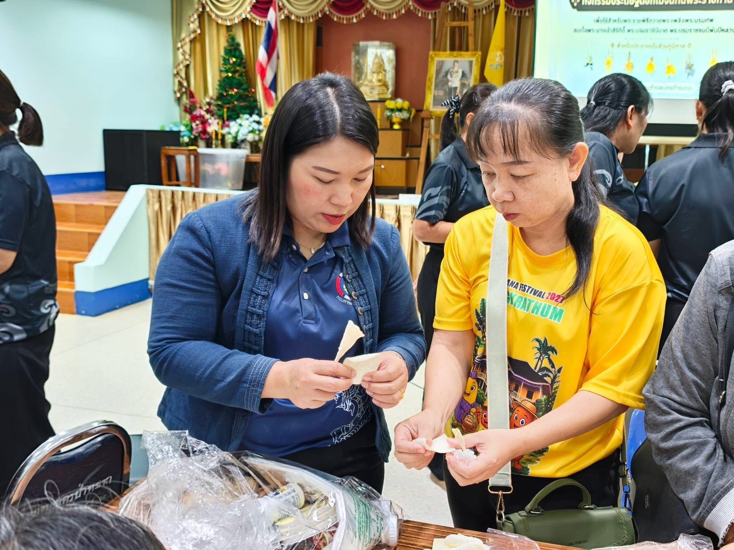 🌟พช.บางกระทุ่ม ร่วมกิจกรรมประดิษฐ์ดอกไม้จันทน์พระราชทาน "กุหลาบควีนสิริกิติ์" เนื่องในวันคล้ายวันสวรรคตสมเด็จพระนางเจ้าสิริกิติ์ พระบรมราชินีนาถ พระบรมราชชนนีพันปีหลวง