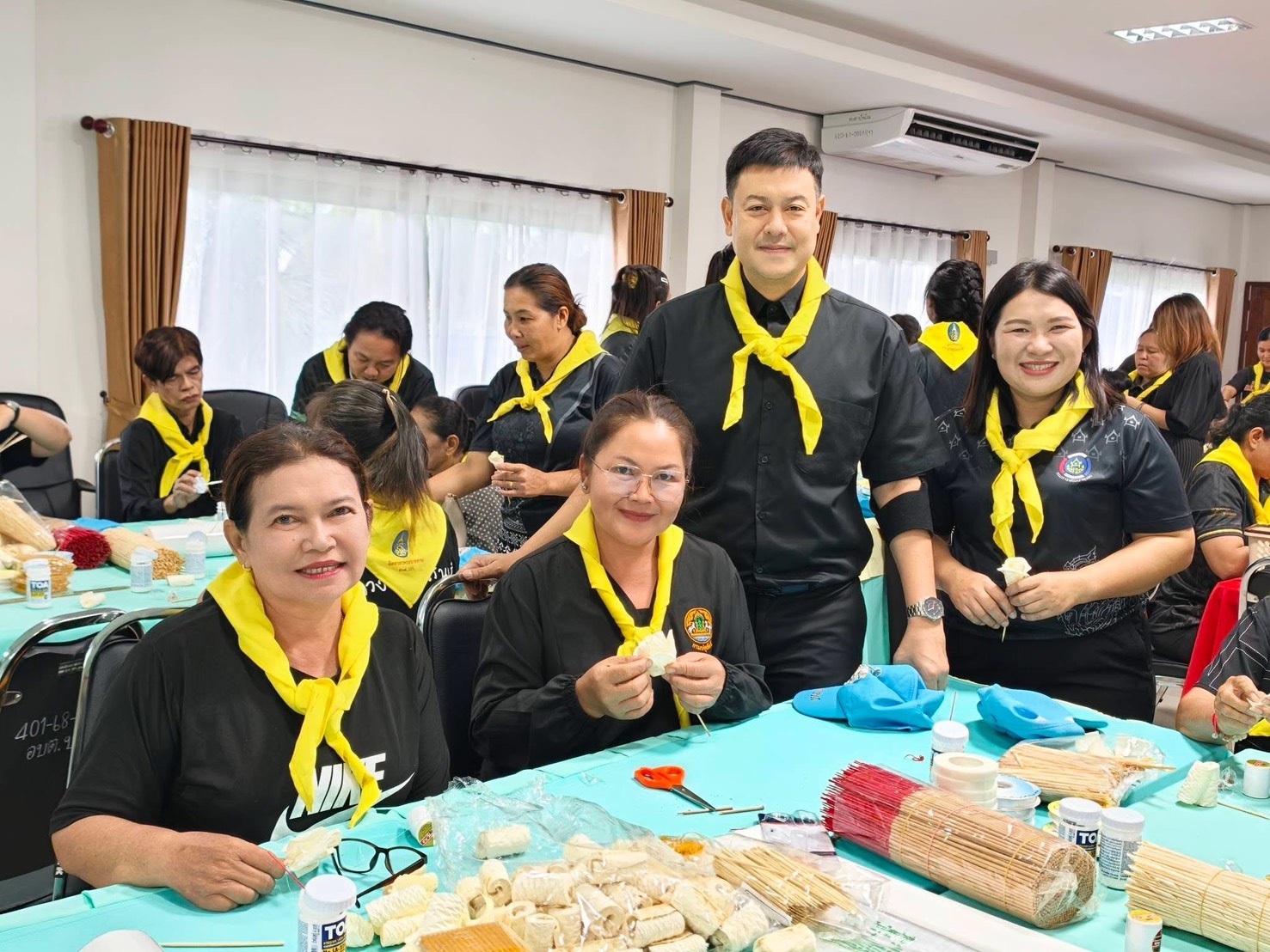 🌟พช.บางกระทุ่ม ร่วมกิจกรรมจิตอาสาประดิษฐ์ดอกไม้จันทน์พระราชทาน "กุหลาบควีนสิริกิติ์" เนื่องในวันคล้ายวันสวรรคตสมเด็จพระนางเจ้าสิริกิติ์ พระบรมราชินีนาถ พระบรมราชชนนีพันปีหลวง
