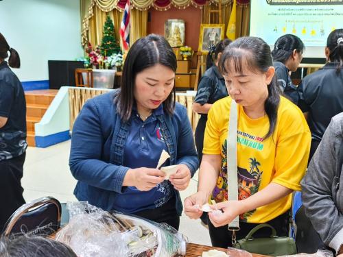 🌟พช.บางกระทุ่ม ร่วมกิจกรรมประดิษฐ์ดอกไม้จันทน์พระราชทาน "กุหลาบควีนสิริกิติ์" เนื่องในวันคล้ายวันสวรรคตสมเด็จพระนางเจ้าสิริกิติ์ พระบรมราชินีนาถ พระบรมราชชนนีพันปีหลวง
